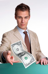 Hombre de negocios entregando dinero,pagando,