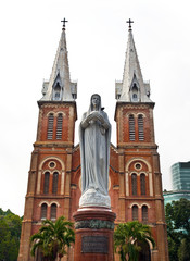Fototapeta na wymiar Katedra Notre Dame z białym niebem, Ho Chi Minh City, Wietnam