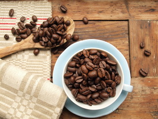 Kaffeebohnen auf Holzlöffel