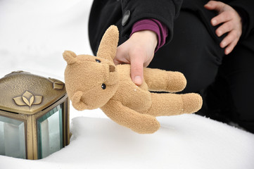 Junge Frau trauert an Kindergrab