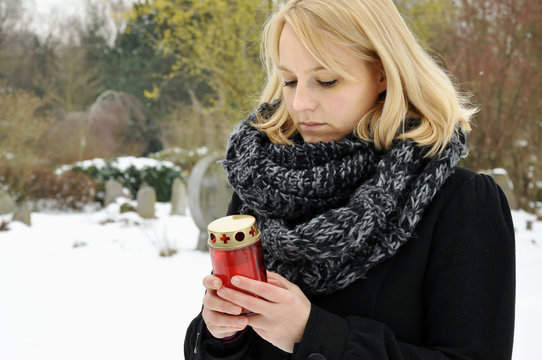 Junge Frau trauert auf Friedhof