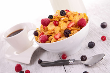 bowl of corn flakes with berries fruits
