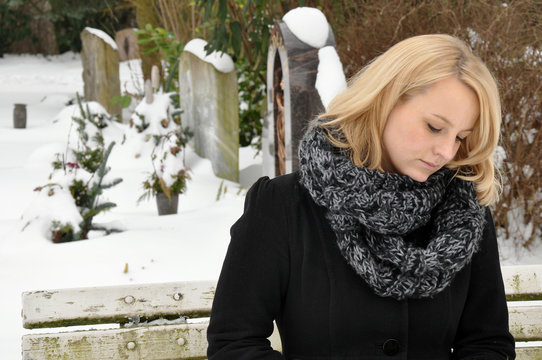 Junge Frau trauert auf Friedhof