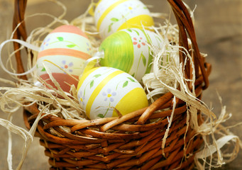 handbemalte Ostereier im Körbchen