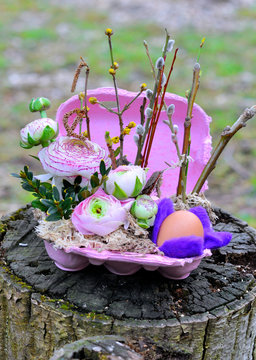 Ostergesteck auf Baumstumpf