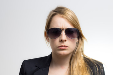 Junge Frau mit Sonnenbrille