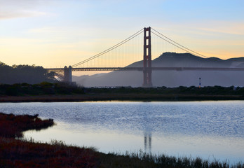 Fototapeta na wymiar Golden Gate Bridge i Mokradła w Crissy Field