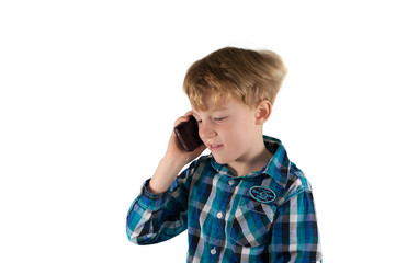 Kind telefoniert mit Smartphone