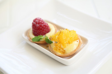 Fototapeta na wymiar mini fruit tart