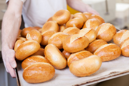 frische br&ouml;tchen auf dem backblech