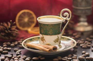 Dampfender Kaffee in Orientalische Mokka-Tasse