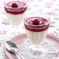 Panna cotta with raspberry sauce