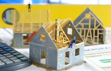 Hausbau mit Wasserwaage