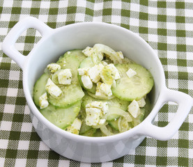 Gurkensalat mit Käse