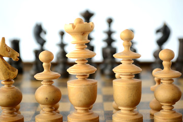 Altes Schachspiel / Schachbrett mit Schachfiguren / Detail