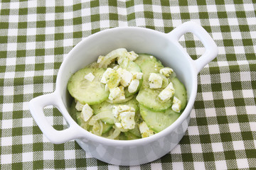 Gurkensalat mit Käse