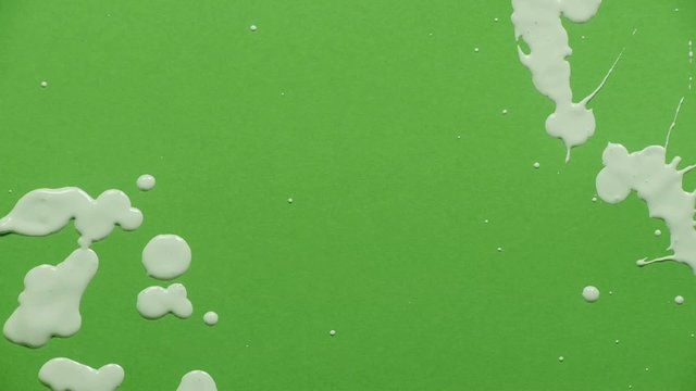 Farbspritzer auf gruenem Hintergrund