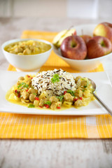 Vegetarisches Curry mit Sojastücken,Ananas und Apfel