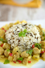 Vegetarisches Curry mit Sojastücken,Ananas und Kokosmilch