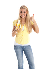 Positive junge Frau mit Banane