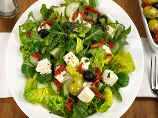 Salat mit Feta-Käse und Oliven