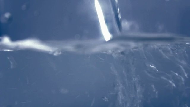 Recipiente llen&aacute;ndose de agua