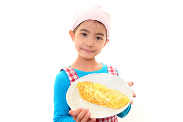 料理を持ち微笑む女の子