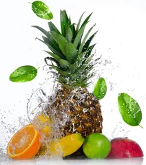 Crédence de cuisine en verre imprimé Éclaboussures deau Fruits frais avec éclaboussures d& 39 eau isolés sur blanc