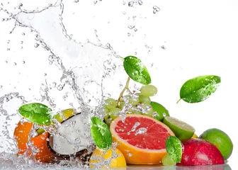  Vers fruit met water splash geïsoleerd op wit © Lukas Gojda