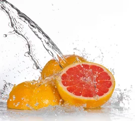 Fotobehang Grapefruit met opspattend water © Lukas Gojda