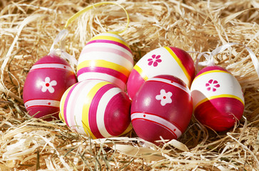Ostereier auf Stroh
