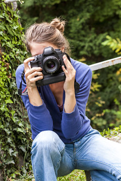 jeune femme photographe avec reflex num&eacute;rique