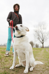 frau mit hund an der leine
