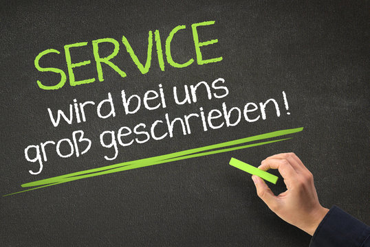 Service wird bei uns groß geschrieben! - Slogan auf Kreidetafel