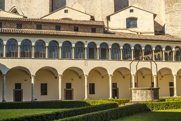 Obraz premium Perugia - Gothic church, cloister