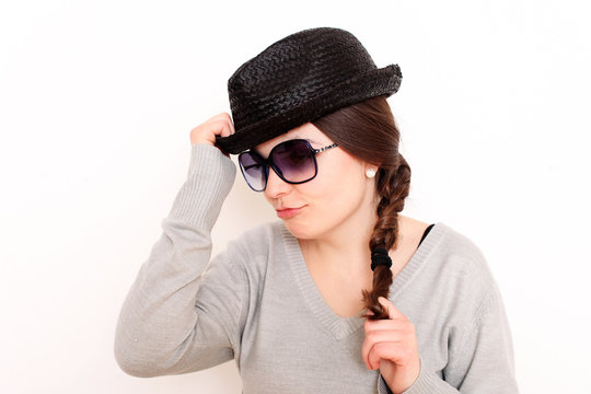 junge Frau mit Hut