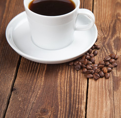Kaffeetasse mit Bohnen auf Holz I