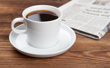 Fototapeta na wymiar Filiżanka kawy z gazety