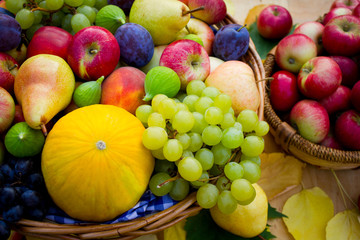 Obraz na płótnie Canvas Fresh fruit in the basket on the wooden table