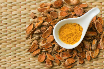 Dry turmeric root and powder