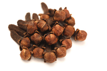 Obraz premium Cloves Scattered on White Background