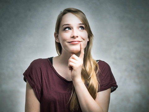 Junge Blondine denkt nach