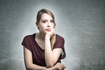 Junge Blondine ist unzufrieden