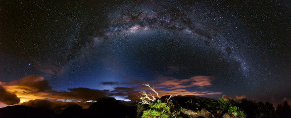 Fototapeta premium Voie lactée depuis les hauteurs de la Réunion
