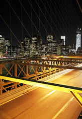 Fototapeta na wymiar Ruch w nocy w Brooklyn Bridge, Nowy Jork