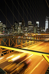 Fototapeta na wymiar Szybkość i ruch w Brooklin Bridge, Nowy Jork