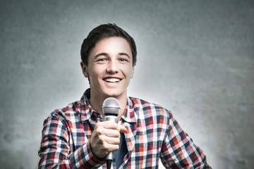 Junger Mann mit Mikrofon