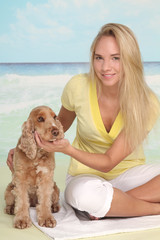 Blonde Frau am Strand