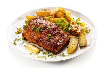 Tasty grilled ribs with vegetables