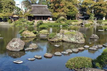 Fototapeta na wymiar 水前寺公園　古今伝授の間と日本庭園